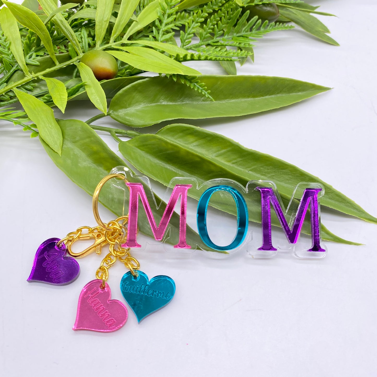 Llavero personalizado "MOM" con corazones grabados